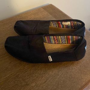 Men’s black Tom’s